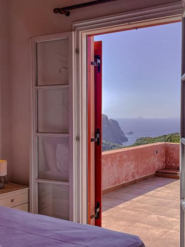 Secluded 3 BR House 5 mins from Kapsali gîte à louer Leftó