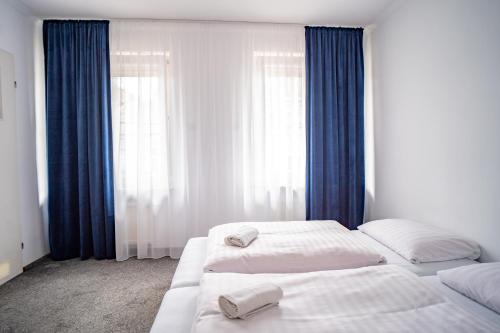 2 twin beds