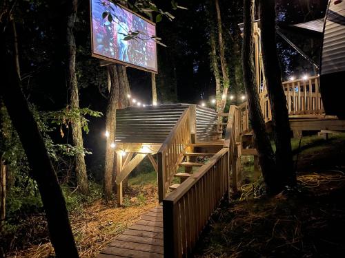 Luxurious Camping -Theater, Hot-Tub, Keg, Fire Pit