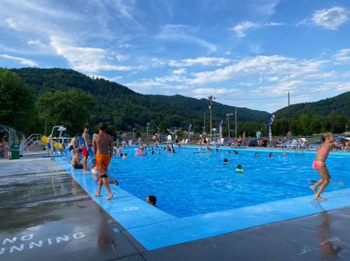 Akvaparks, Luxurious Camping -Theater, Hot-Tub, Keg, Fire Pit in Putney (KY)