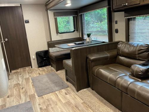 Luxurious Camping -Theater, Hot-Tub, Keg, Fire Pit in Putney (KY)