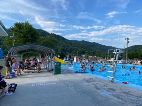 Tuvākā izklaides vieta, Luxurious Camping -Theater, Hot-Tub, Keg, Fire Pit in Putney (KY)
