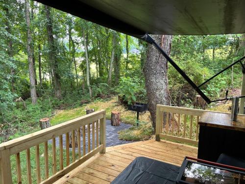 Iekārtas, Luxurious Camping -Theater, Hot-Tub, Keg, Fire Pit in Putney (KY)