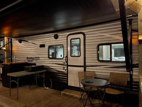 Viesnīcas āriene, Luxurious Camping -Theater, Hot-Tub, Keg, Fire Pit in Putney (KY)