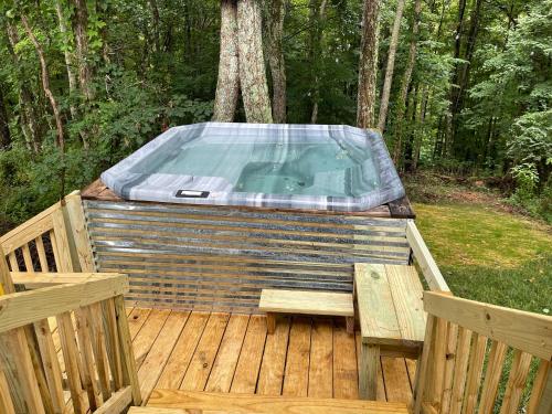 Iekārtas, Luxurious Camping -Theater, Hot-Tub, Keg, Fire Pit in Putney (KY)