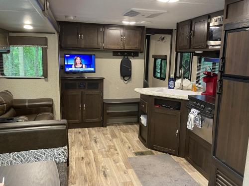 Iekārtas, Luxurious Camping -Theater, Hot-Tub, Keg, Fire Pit in Putney (KY)