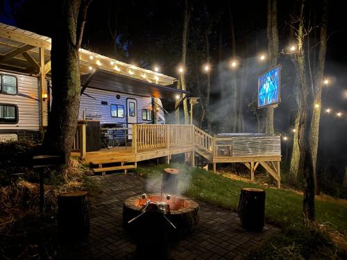 Luxurious Camping -Theater, Hot-Tub, Keg, Fire Pit