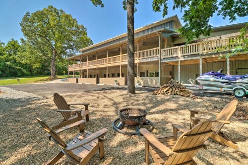 Beautiful Bull Shoals Retreat with Lake View!