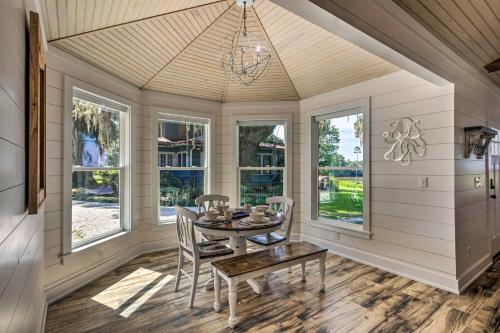 Private Dock and Porch Riverfront Darien Cottage in ดาเรียน (จอร์เจีย)