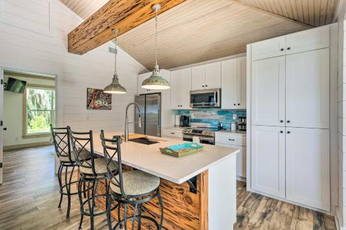 Private Dock and Porch Riverfront Darien Cottage in ดาเรียน (จอร์เจีย)