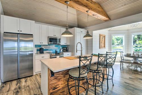 Private Dock and Porch Riverfront Darien Cottage in ดาเรียน (จอร์เจีย)