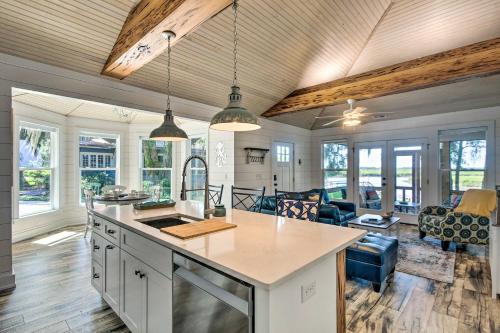 Private Dock and Porch Riverfront Darien Cottage in ดาเรียน (จอร์เจีย)