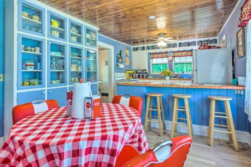 Cottage with Deck and Fire Pits about 9 Mi to Lake Lure! in Lake Lure, USA