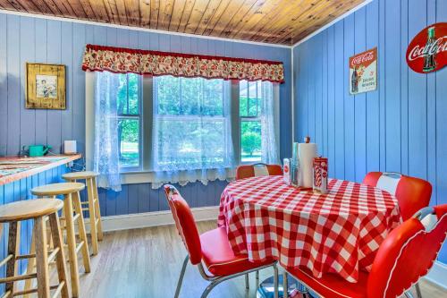 Cottage with Deck and Fire Pits about 9 Mi to Lake Lure! in Lake Lure, USA