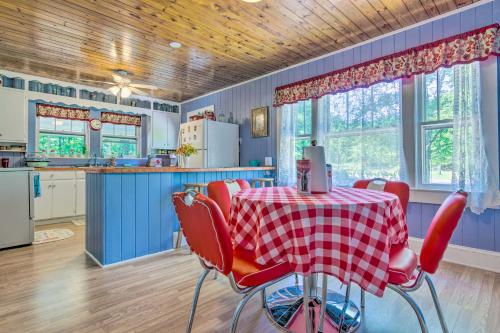 Cottage with Deck and Fire Pits about 9 Mi to Lake Lure! in Lake Lure, USA