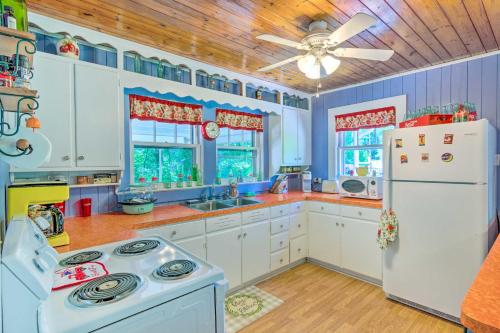 Cottage with Deck and Fire Pits about 9 Mi to Lake Lure! in Lake Lure, USA