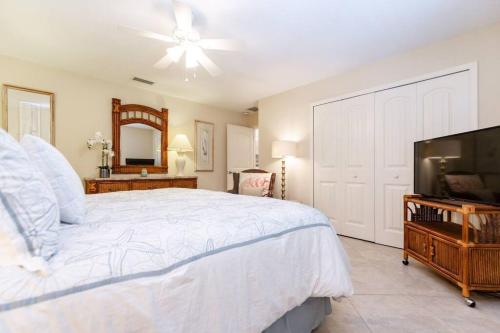 Discover the beauty of Siesta Key at Siesta Villa Whispering Palms in Siesta Key, USA