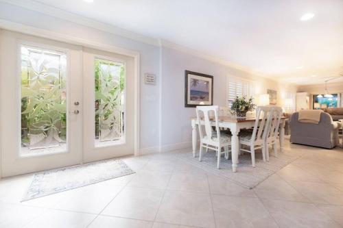 Discover the beauty of Siesta Key at Siesta Villa Whispering Palms in Siesta Key, USA