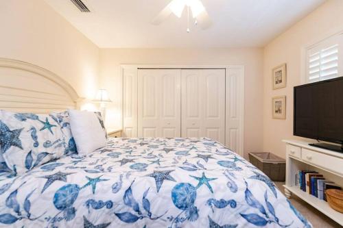 Discover the beauty of Siesta Key at Siesta Villa Whispering Palms in Siesta Key, USA