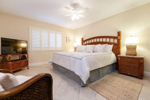 Discover the beauty of Siesta Key at Siesta Villa Whispering Palms in Siesta Key, USA