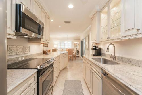 Discover the beauty of Siesta Key at Siesta Villa Whispering Palms in Siesta Key, USA