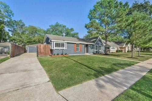 Cozy Updated 3 Bedroom Home Near Iah Airport