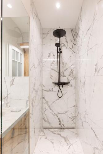 Luxury Presidential Suite in The Absolute Center - image 4