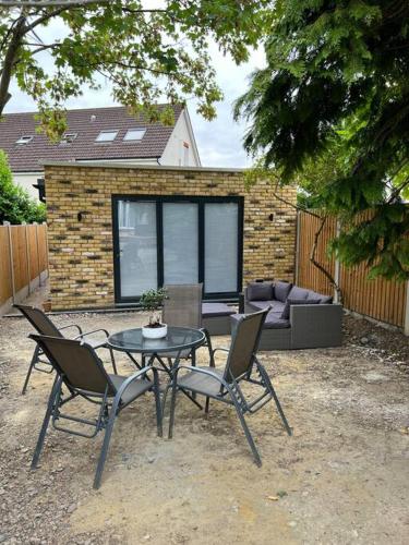 Modern Studio with parking in shared garden
