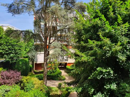 Vistas, EXIGEHOME-Bel appartement avec patio a 10 min de Versailles in Le Chesnay