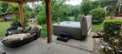 Ecolodge prive sauna, prachtige tuin, jacuzzi en warm zwembad