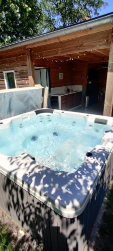 Ecolodge prive sauna, prachtige tuin, jacuzzi en warm zwembad