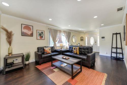 Vibrant Fab 40s Hotel Style Home East Sacramento in Sacramento, USA