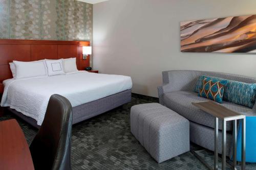 Mobility/Hearing Accessible Guestroom King Roll-In Shower