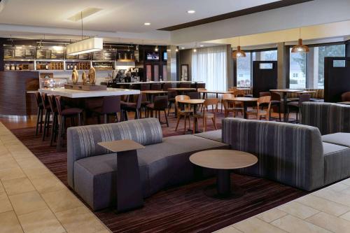 餐廳, 堪薩斯城南歐弗蘭帕克索尼斯塔精選酒店 (Sonesta Select Kansas City South Overland Park) in 南堪薩斯城