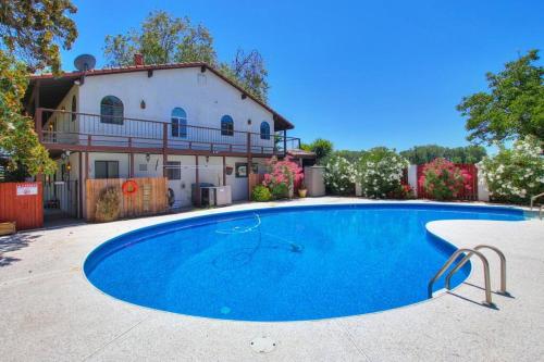 Relaxing River-View Retreat Near Sacramento