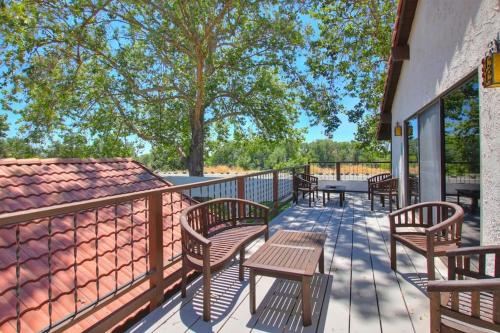 Relaxing River-View Retreat Near Sacramento