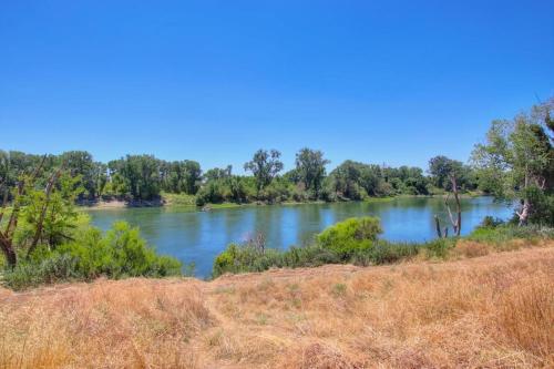 Relaxing River-View Retreat Near Sacramento