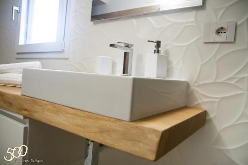 Bathroom, 500 Rooms & Spa in Castrignano De' Greci