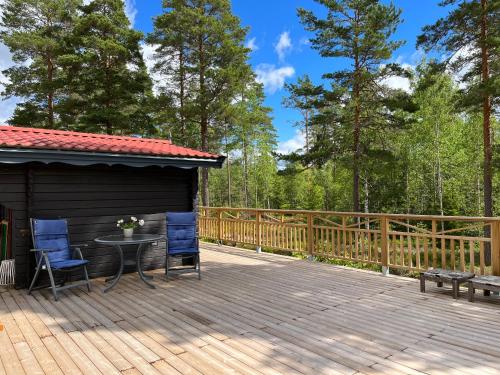 Timber cottages with jacuzzi and sauna near lake Vänern