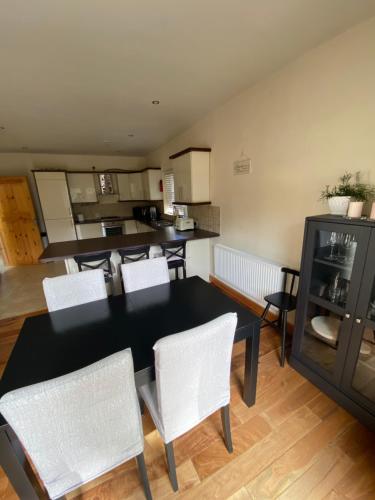 Town villa with charming garden, bbq area & Sleeps 6 in Cashel