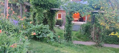 Ecolodge prive sauna, prachtige tuin, jacuzzi en warm zwembad