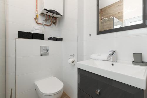 Lake House Sosnowy Las Mielno by Noclegi Renters - image 5