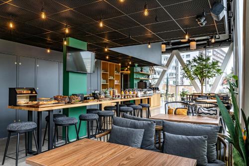 Food and beverages, Best Western M-Treize Paris Asnieres in Asnieres-sur-Seine