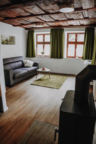 2 queen beds, 1 double bed, 1 twin bed