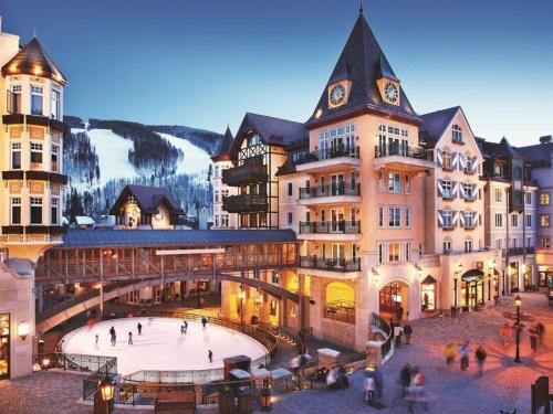 Platinum 3 Bedroom Vacation Rental In The Heart Of Vail That Includes Ski Valet, Ski Deck, Rooftop Pool, Panoramic Views in Vail, USA