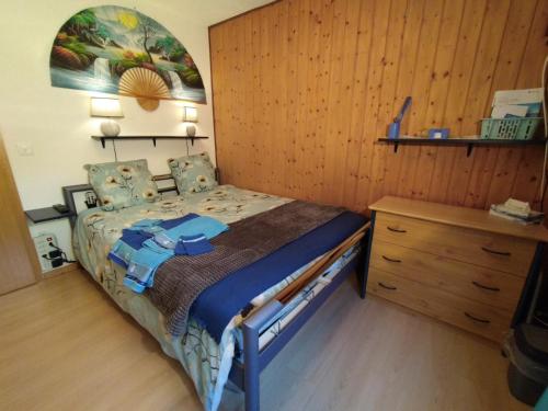 Chambre ravissante, piscine et confort d'une maison in Les Bois, Schweiz