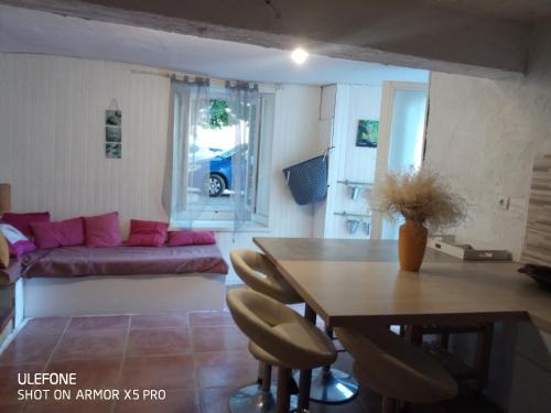 Maison de village au calme sur place arborée gîte à louer Fabrezan