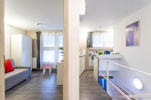RÁKÓCZI 4 BEDROOM CENTRE APARTMENT - image 9