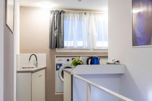 RÁKÓCZI 4 BEDROOM CENTRE APARTMENT - image 14