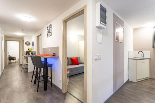 RÁKÓCZI 4 BEDROOM CENTRE APARTMENT - image 8